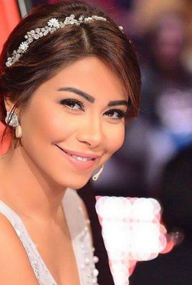 اللون الزاهي مدح وجهها