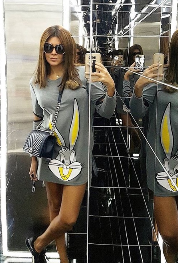 إطلالة معاصرة لأمل بشوشة باللّون الرّمادي