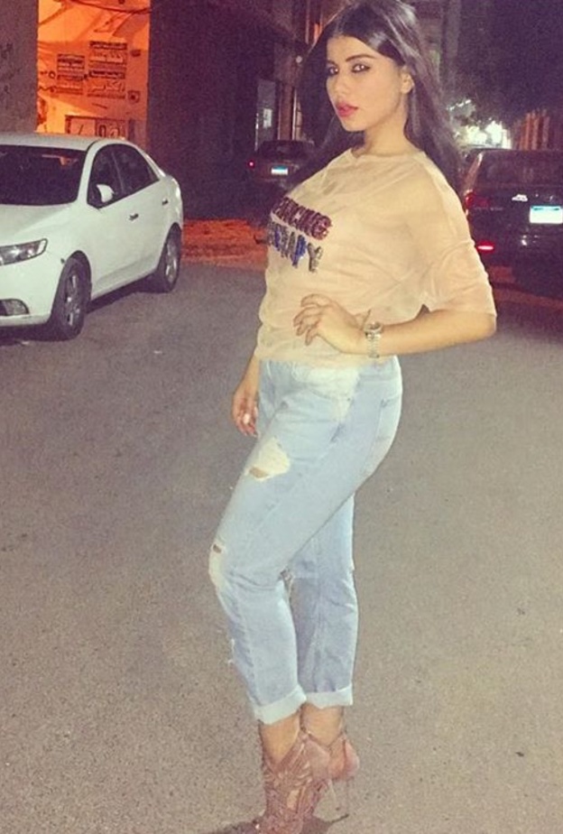 إطلالة معاصرة مع الجينز الممزّغ لحنان الخضر