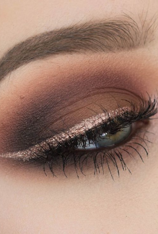 إطلالة مكياج ترابي وآيلاينر لامع