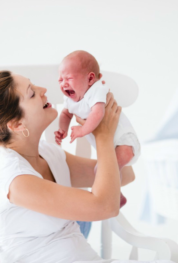 إلإلتهابات أو إحتباس البول أو المشاكل الهضمية أسباب رئيسية لبكاء الطفل