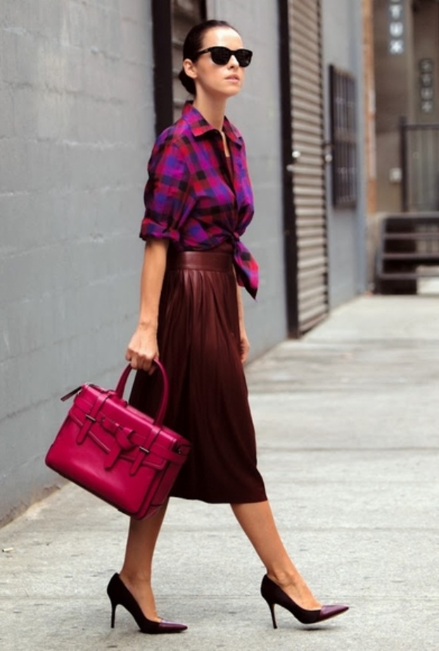 إن كنت تفضلين لمسات حيوية على اطلالتك بلون البوردو اخترنا لك هذه الاطلالة بمزيج أنيق من الألوان لتستوحي منها  