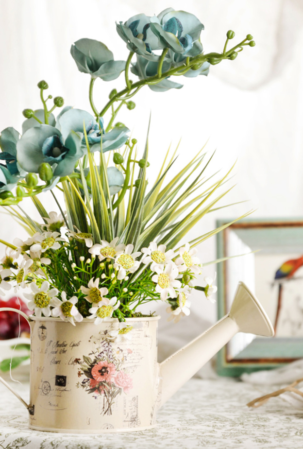 إناء سقاية النباتات يستخدم كحوض للتزيين ليعطي الديكور طابع ريفي