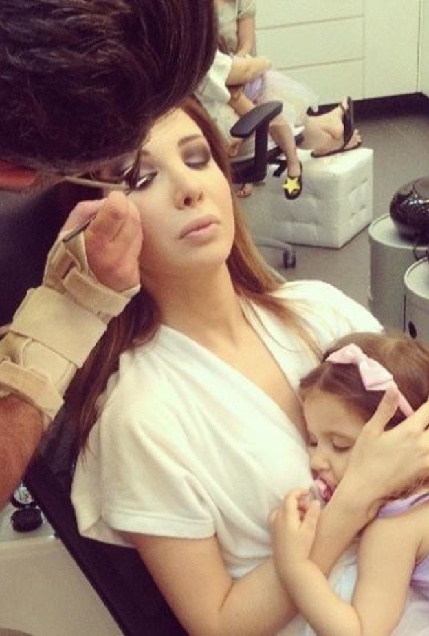 ميلا تقبل والدتها في كواليس مسلسل ذا فويس كيدز 