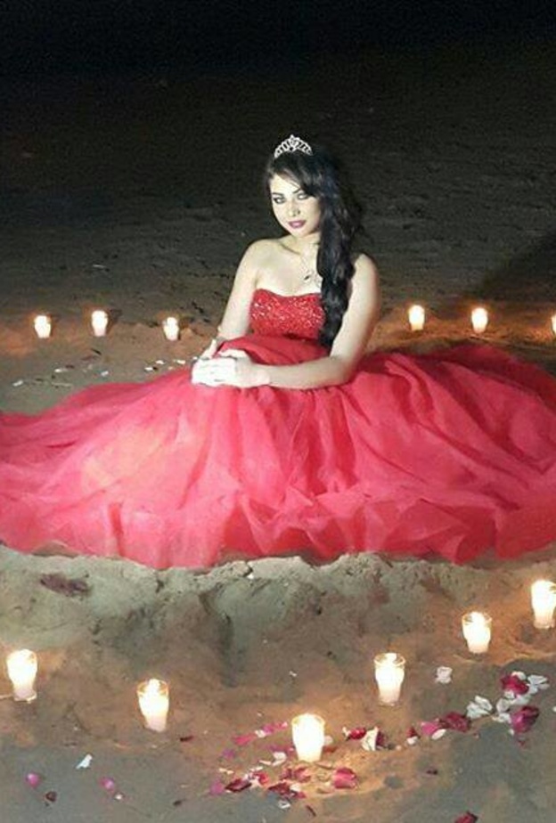 ابتسام ملكة على شاطىء البحر