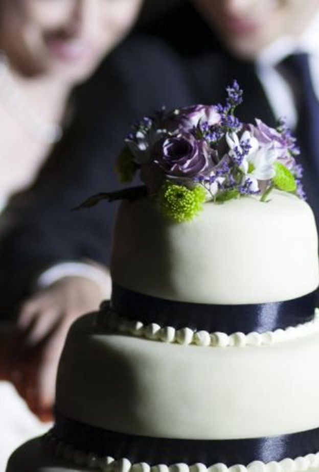 اتيكيت اختيار و تقطيع كيكات الزفاف 