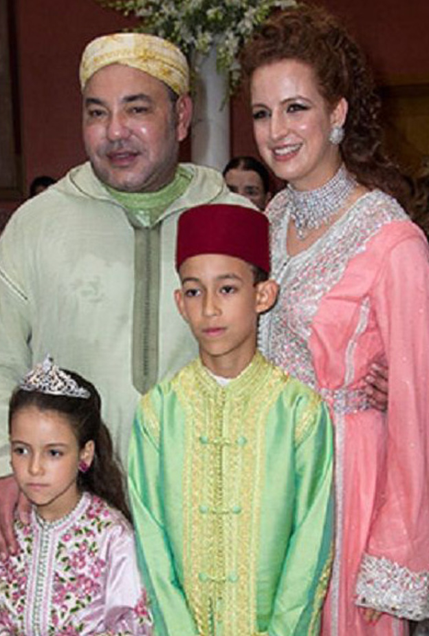 محمد السادس يقوم بالتحية العسكرية المغريبة