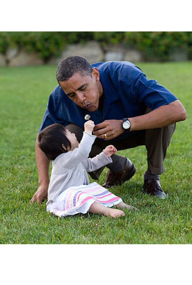 طفلة تعانق اوباما بشدة