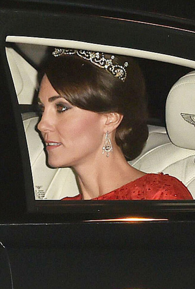 كيت ترتدي تاج اللوتس