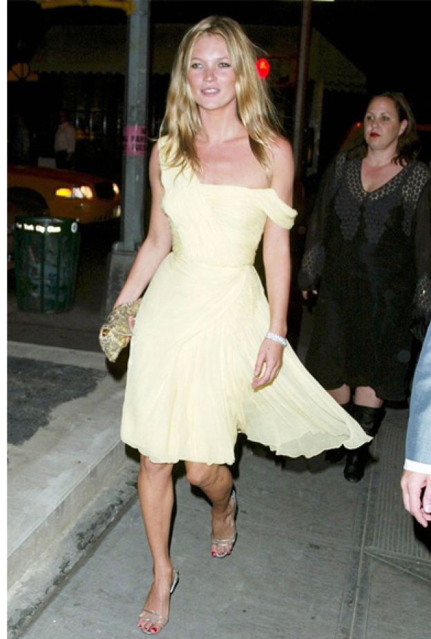 في معطف طويل من الفرو