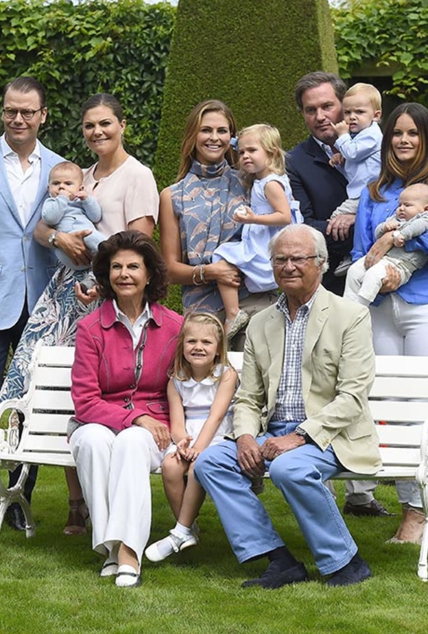 وليه العهد في رحله بصحبه زوجها واطفالها