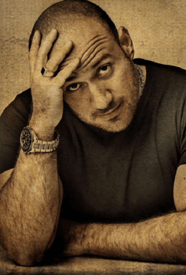 أحمد مكي يعاني الصلع