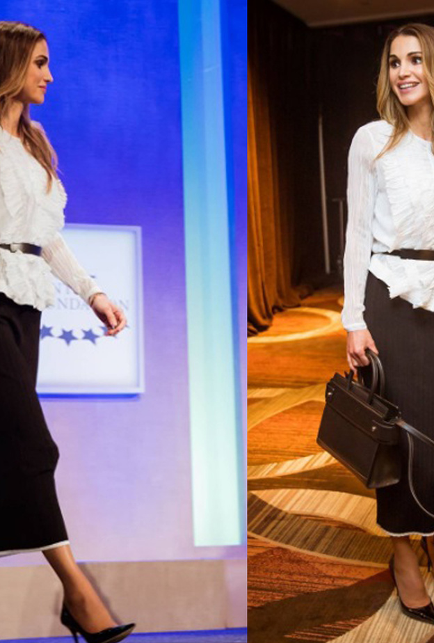 اختارت الملكة رانيا الاطلالة بموضة التنورة السوداء التي تتخطى حدود الركبة مع القميصٍ البيضاء الكشكش