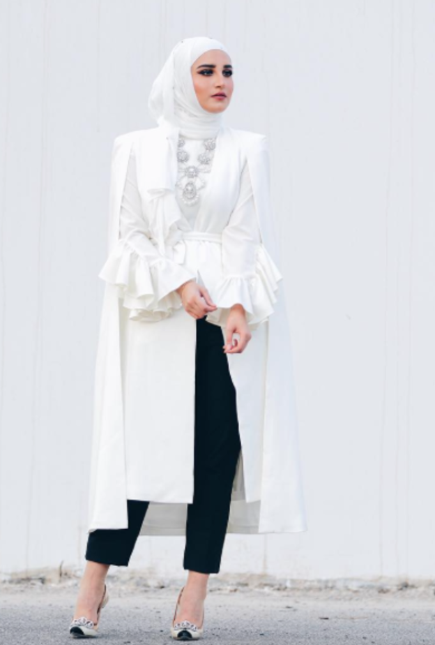 اختارت دلال الدوب قميص ملفت بقصّة الكاب باللون الأبيض ونسقته برقي وأناقة