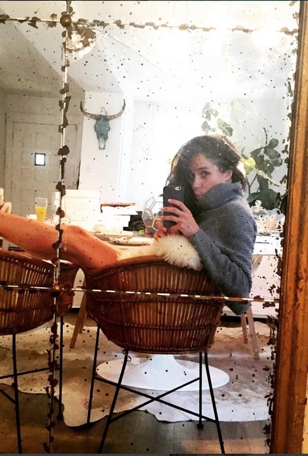 اختارت مرآة مصممة بشكل توحي بأنها عتيقة الطراز