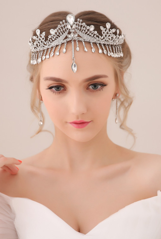 اختاري اكسسوارات ناعمة مع تاج العروس الضخم