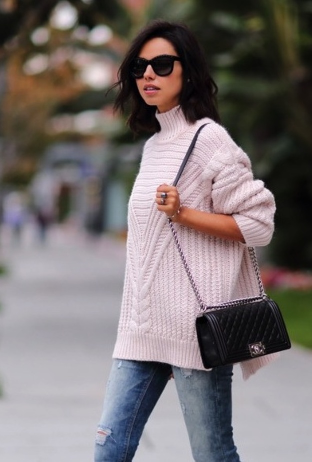 لاطلالة مستوحاة من السبعينيات نسقي بين البونشو وبين بنطلون الجينز ذو الأرجل الواسعة