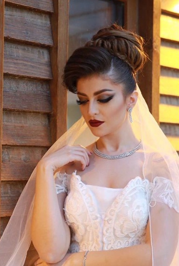 اختاري الطرحة الطويلة مع تسريحة شعر متكلفة لتشتيت العيون 