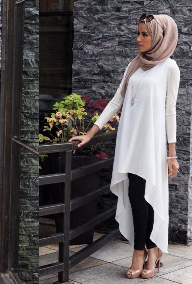 اختاري القمصان البيضاء الطويلة ونسقيها مع سروال اسود انيق