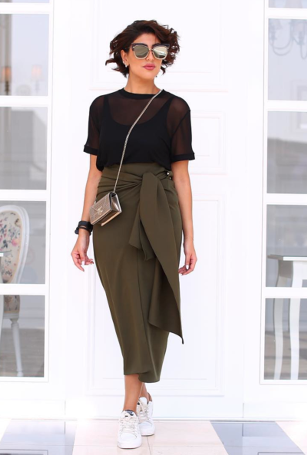 اختاري تنورة خصر عالي وبلون داكن كما فعلت دانا الطويرش لاطلالة رشيقة ونحيفة