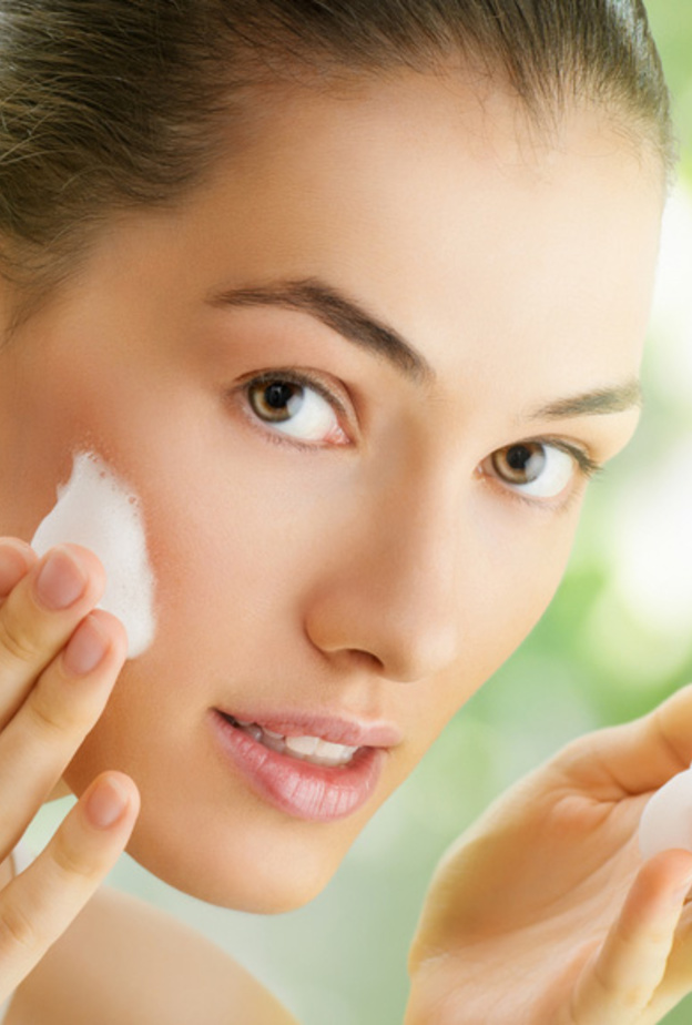 أفضل وقت لترطيب بشرتك بعد تنظيفها