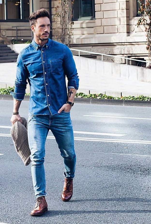 اختر الجينز الازرق لاطلالة صباحية كاجوال مع حذاء بني