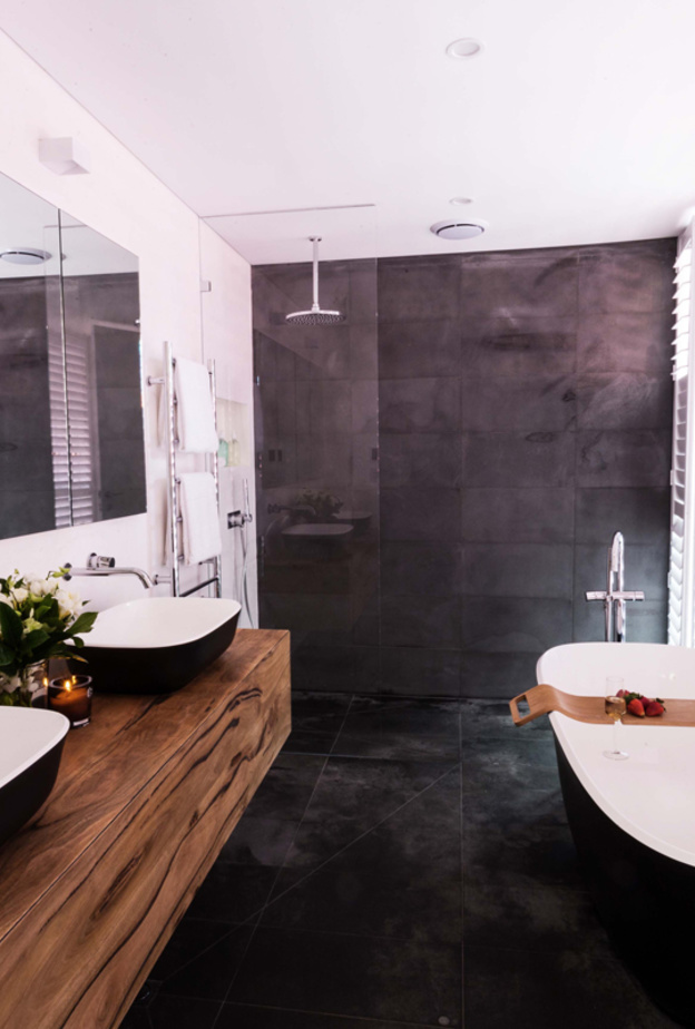 اختيار الخشب باللون الفاتح يلائم اللون الأسود في الحمام