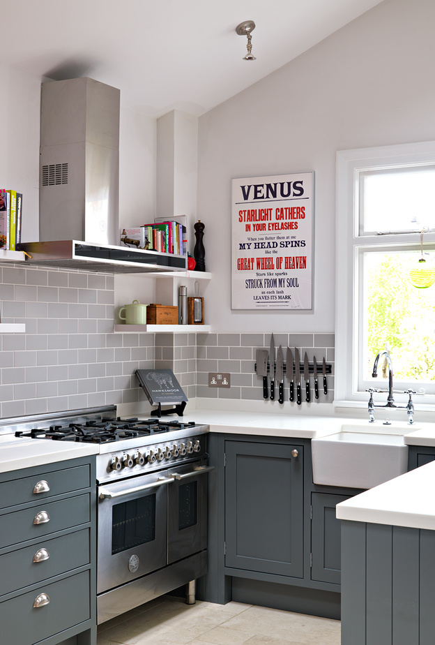 اختيار عرض الخزائن أقل من حوض المغسلة لتوفير المساحة