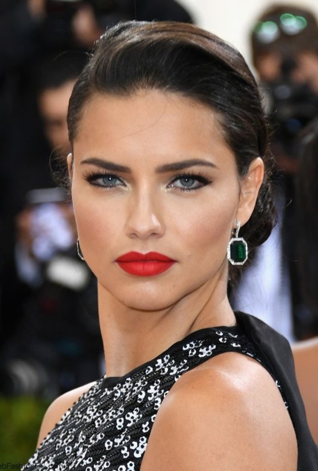 ادريانا ليما Adriana Lima تختار أحمر الشفاع مع الكونتور