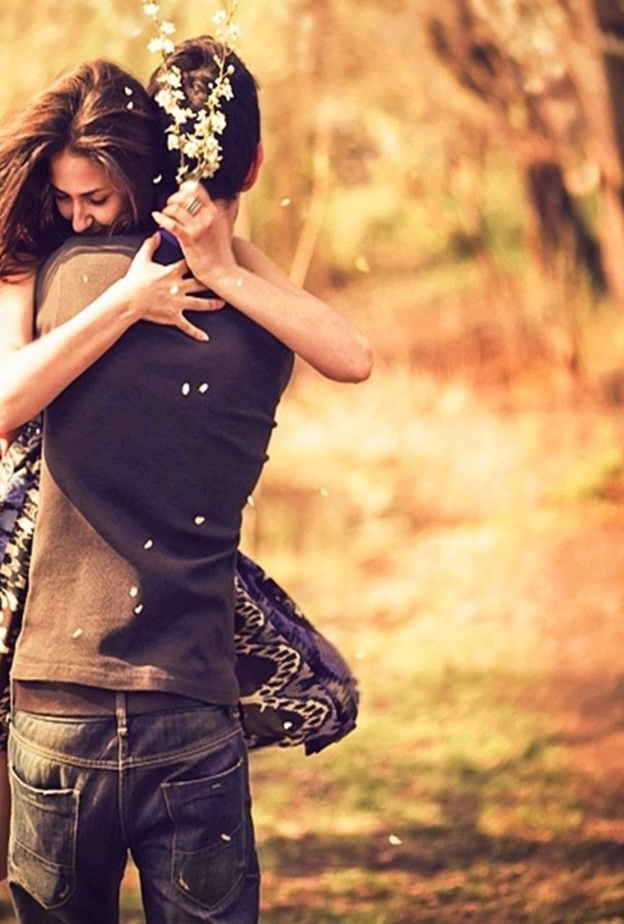 اذا كانت بيئة العريس اكثر انفتاحا فلا مانع من العناق بعد عقد القران