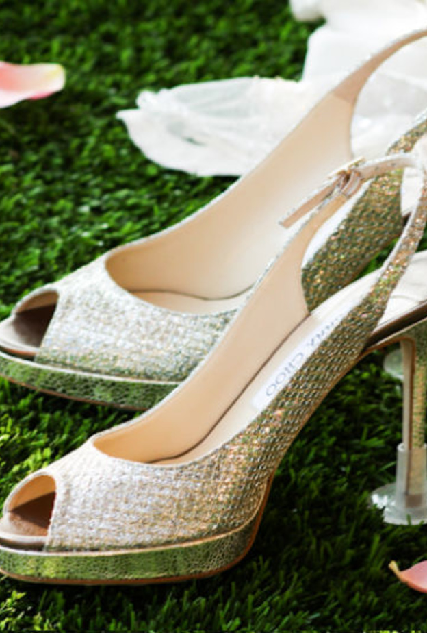 ارتدي الحذاء الذي ترغبين به وضعي قطعة البلاستيك لتحمي الكعب من الانغراس