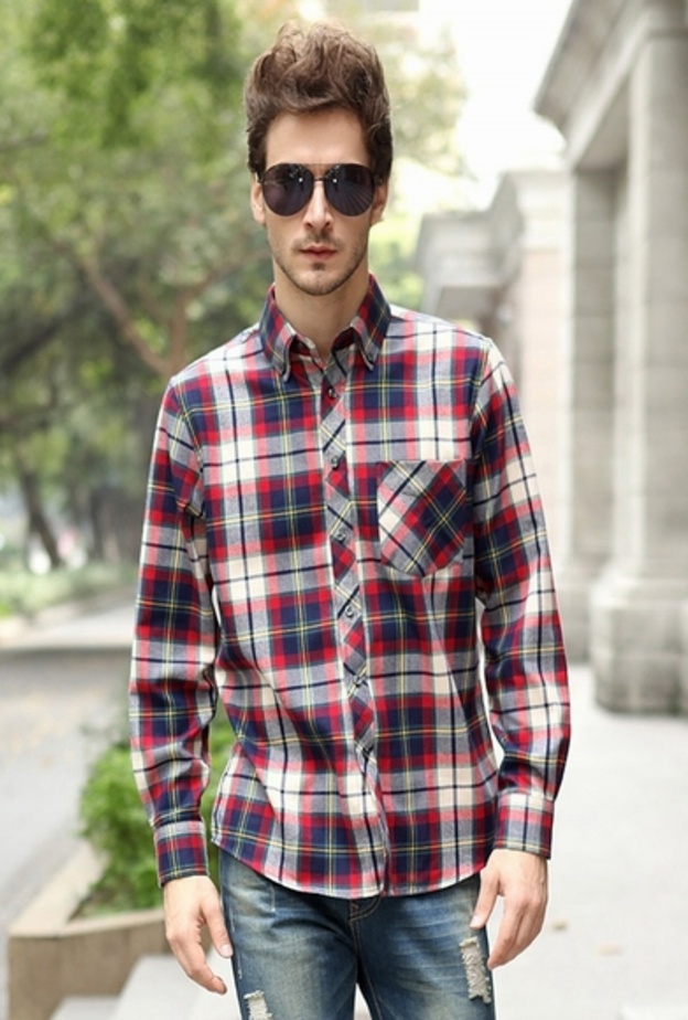 ارتدي القميص بنقشة المربعات الملونة لإطلالة كاجوال