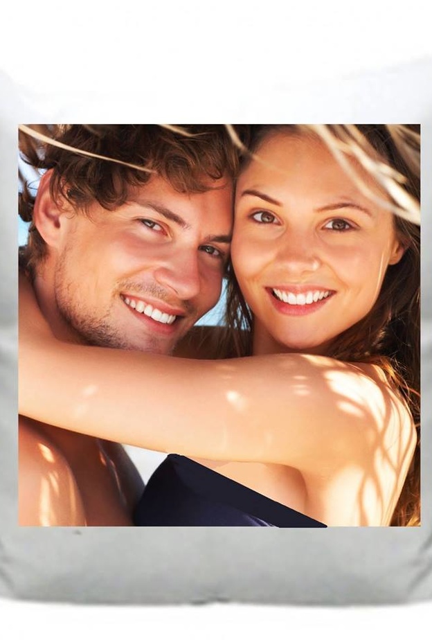 ارسمي البسمة بوسائد تحمل صوركما في لحظات الفرح