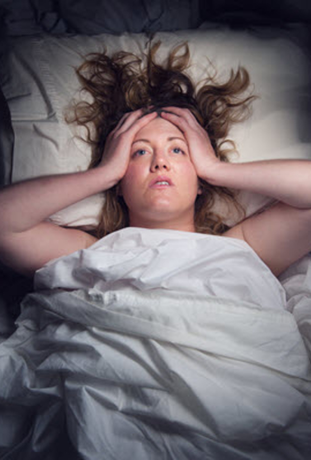 لماذا تصابين بالارق عند تغيير مكان نومك؟