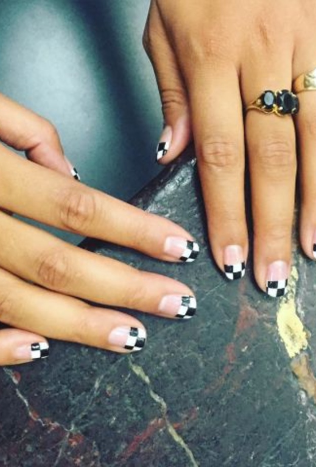 استبدلي الخطوط المستقيمة على المناكير بمربعات بيضاء وسوداء