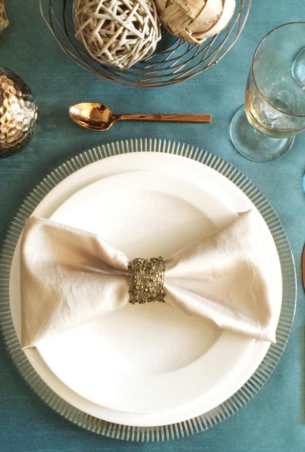 استخدمي المفرش ذو اللون الواحد لإبراز الأواني