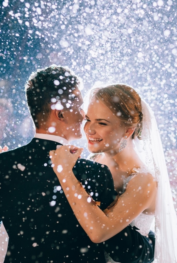 استخدمي جهاز لعمل تأثير هطول الثلوج في حفل زفافك