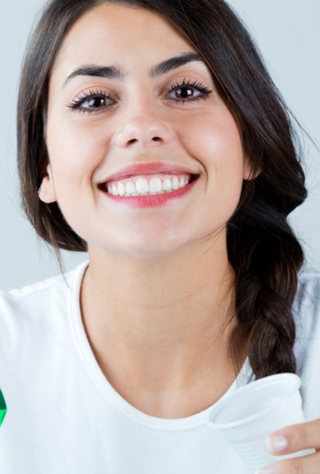 مضغ العلكة يزيد من إفراز اللّعاب الذي ينظّف الفم