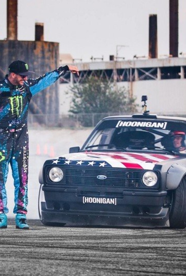 استعراض خطير لكين بلوك بسيارة دفع خلفي