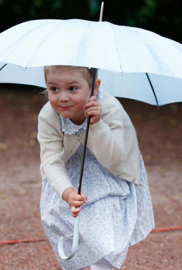 الشقية إيستل تسرق الأضواء من الأميرة فيكتوريا بعيد ميلادها