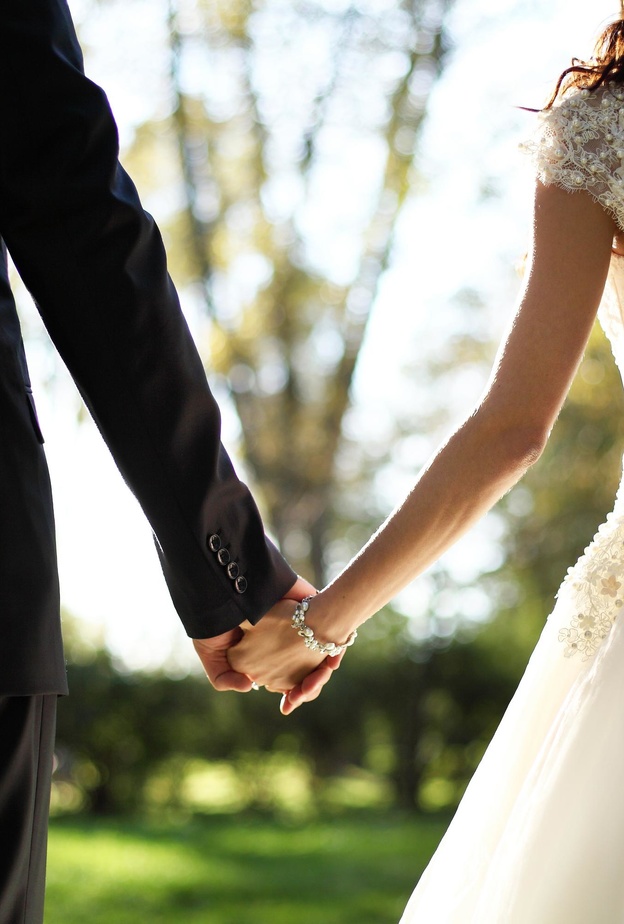 اسرار تهافت الرجال على الزواج من الفتاة الصغيرة