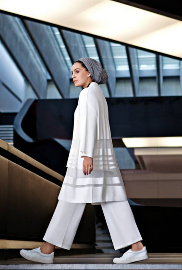 دلال الدوب متألقة بستايل عملي بألوان حيوية