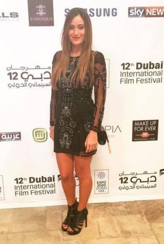 اسلوبها شبابي وعصري بالفساتين القصيرة والبراقة