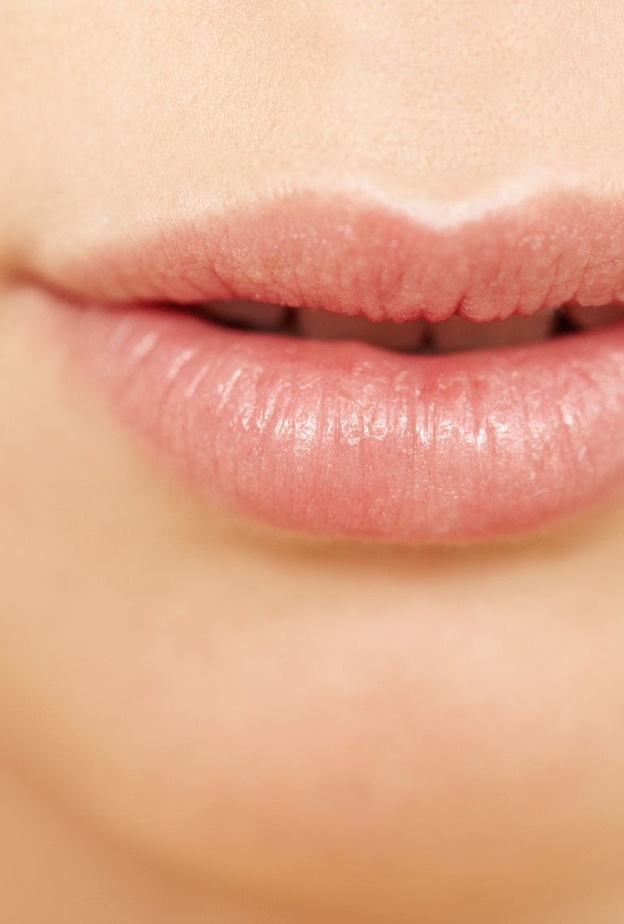 اشربي الماء بكثرة لترطيب بشرتك وشفاهك 