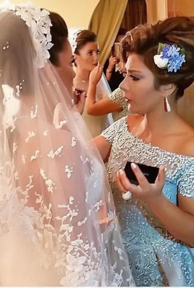 اصالة تضع اللمسات الاخيرة على فستان زفاف ابنتها شام