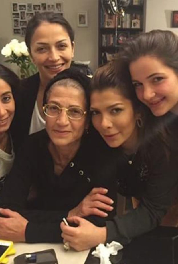 اصالة مع والدتها وباقي افراد الاسرة