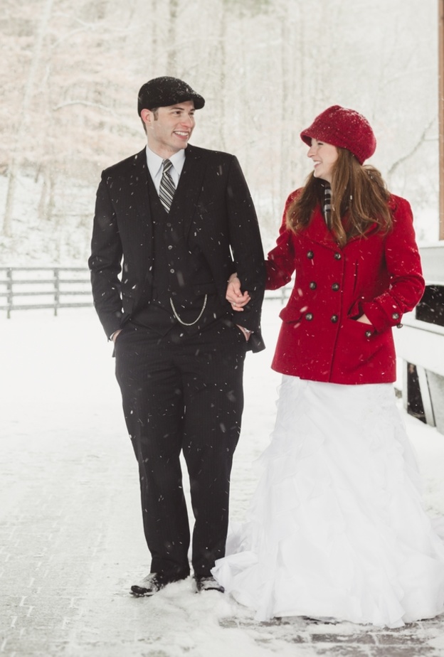 اصطحبي معك معطفا يتناسب مع الفستان حتى ولو يكن باللون الابيض