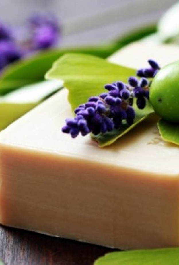 اضيفي المكونات المعطرة في خلطة صابونة الغار 