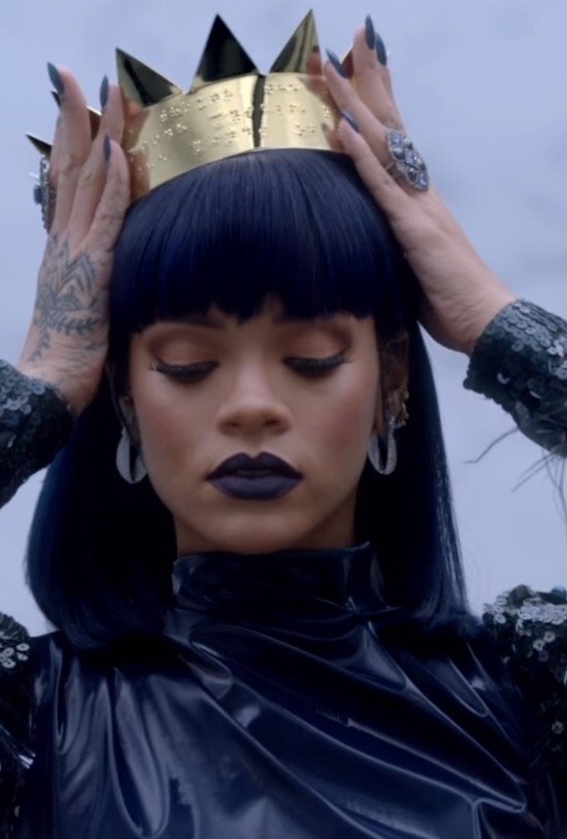 معجبو ريهانا قلقون بعد انهيارها على المسرح