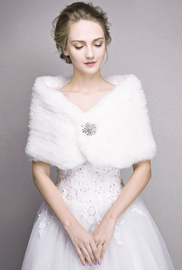 اطلالة أنثوية ناعمة مع وشاح الفرو للعرس الشتوي